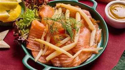 Røget laks med rævesauce og slikasparges