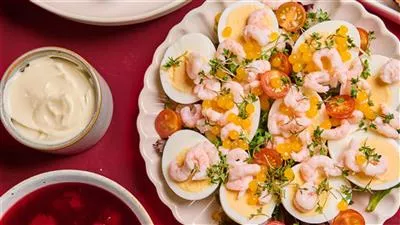 Æg pyntet rejer, citrusperler og karse